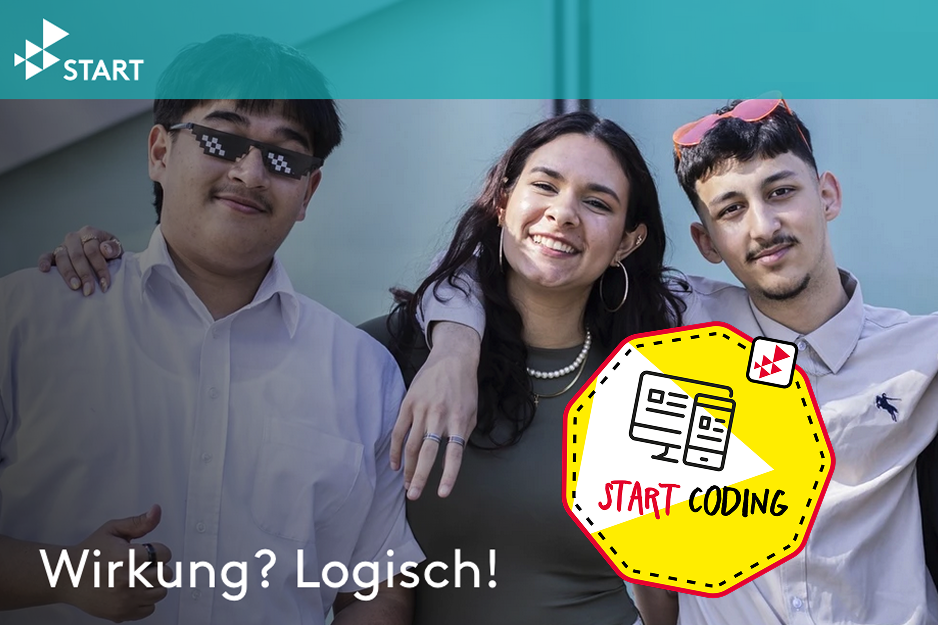 Drei fröhliche Jugendliche der START-Stiftung stehen eng beieinander, zwei tragen Hemden, eine trägt ein T-Shirt, darüber ein gelbes Badge mit der Aufschrift 'START CODING' und einem stilisierten Code-Symbol